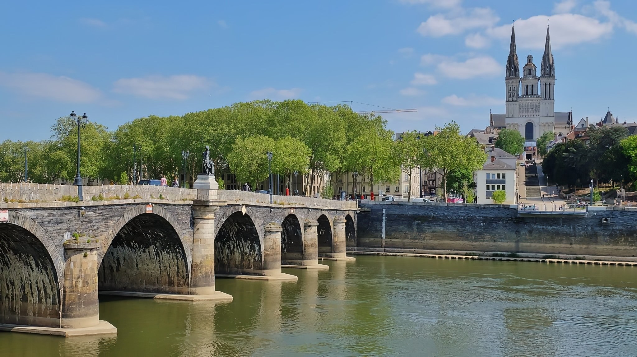 Vue d'Angers — pont sur la Maine et cathédrale Saint-Maurice